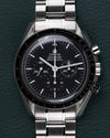 Omega Speedmaster Professional Moonwatch 3570.50 - frontale close-up van de wijzerplaat met kroon en drukknoppen scherp in beeld