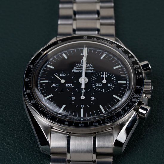 Omega Speedmaster Professional Moonwatch 3570.50 - close-up frontaal onder een andere hoek met kroon en drukknoppen aan de rechterzijde