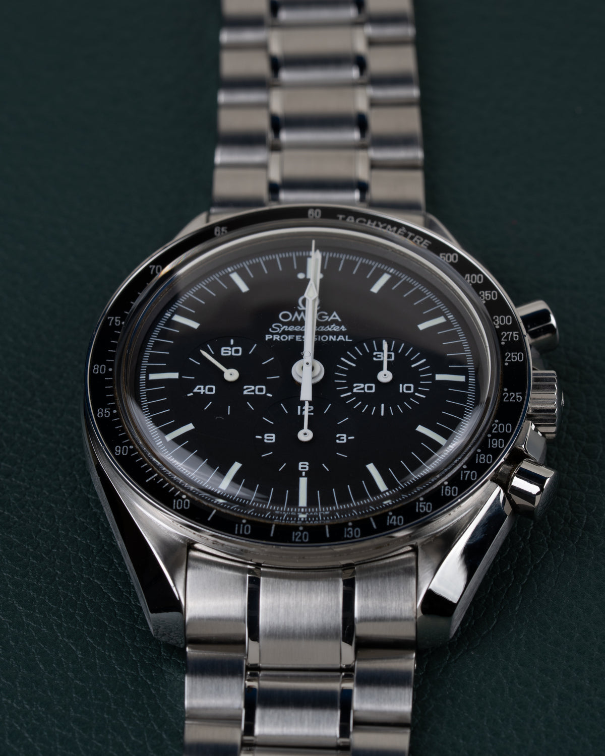 Omega Speedmaster Professional Moonwatch 3570.50 - close-up frontaal onder een andere hoek met kroon en drukknoppen aan de rechterzijde