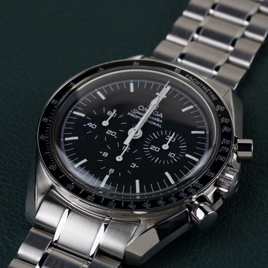 Omega Speedmaster Professional Moonwatch 3570.50 - close-up onder een lichte hoek met kroon en drukknop scherp in beeld