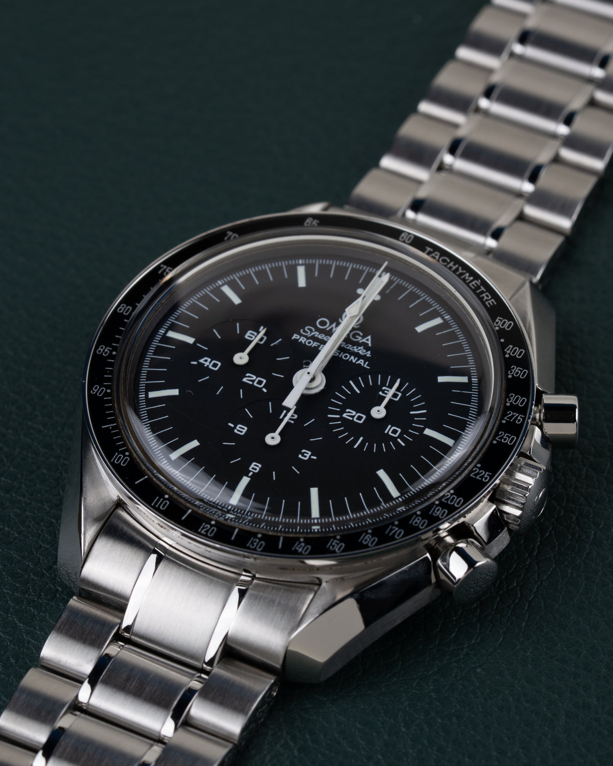 Omega Speedmaster Professional Moonwatch 3570.50 - close-up onder een lichte hoek met kroon en drukknop scherp in beeld