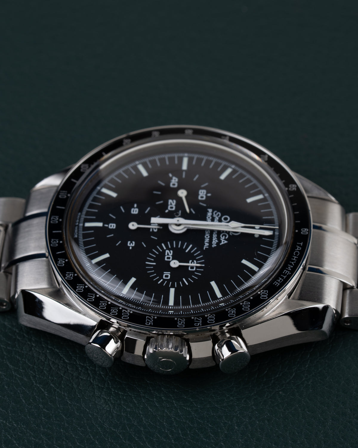 Omega Speedmaster Professional Moonwatch 3570.50 - onderaanzicht met de gegroefde kroon en twee drukknoppen onderaan de kast