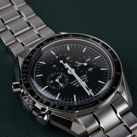 Omega Speedmaster Professional Moonwatch 3570.50 - zijaanzicht ondersteboven met kroon en drukknop aan de linkerzijde