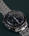 Omega Speedmaster Professional Moonwatch 3570.50 - zijaanzicht ondersteboven met kroon en drukknop aan de linkerzijde