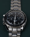 Omega Speedmaster Professional Moonwatch 3570.50 - frontaal aanzicht ondersteboven met kroon en drukknoppen aan de linkerzijde