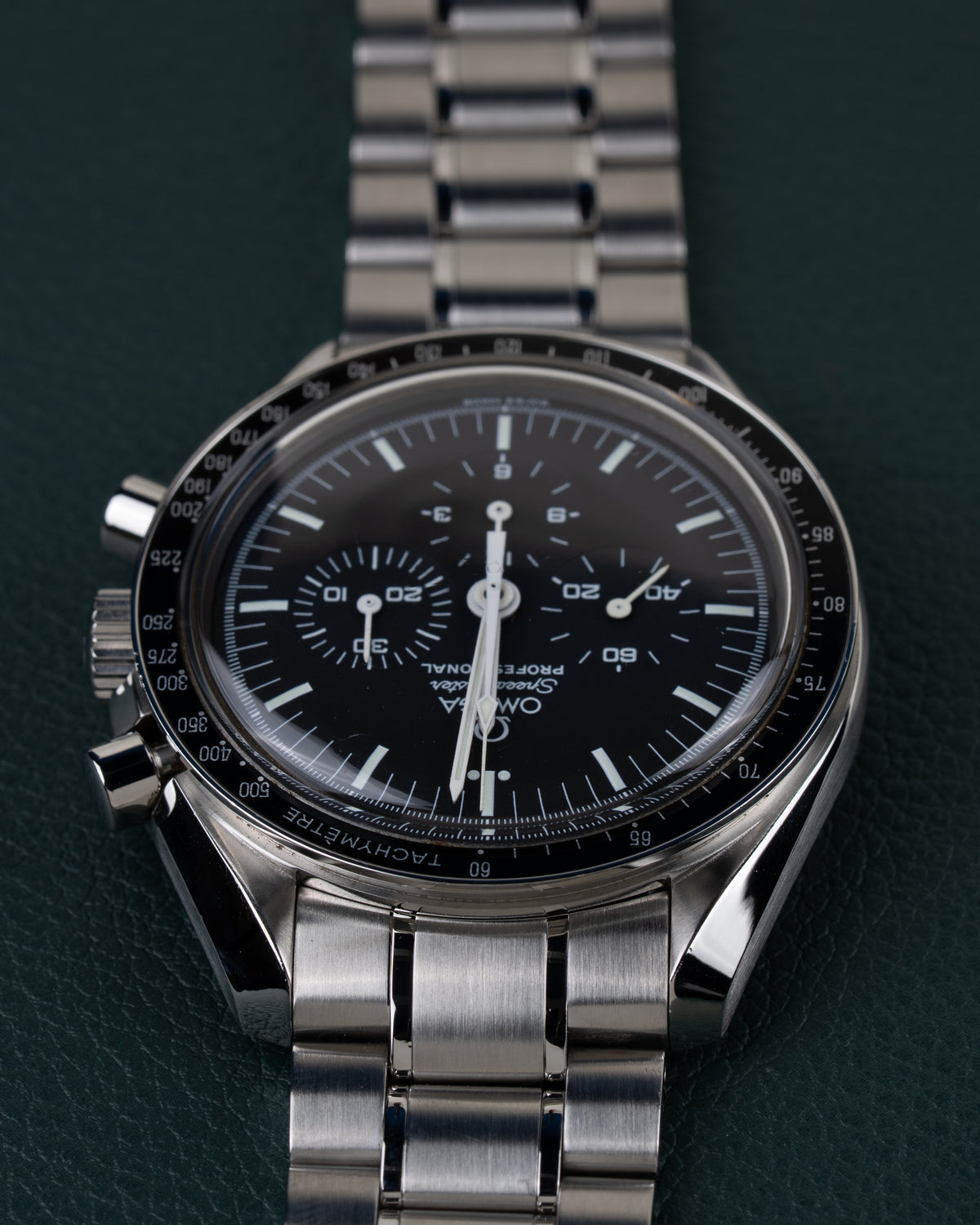 Omega Speedmaster Professional Moonwatch 3570.50 - frontaal aanzicht ondersteboven met kroon en drukknoppen aan de linkerzijde