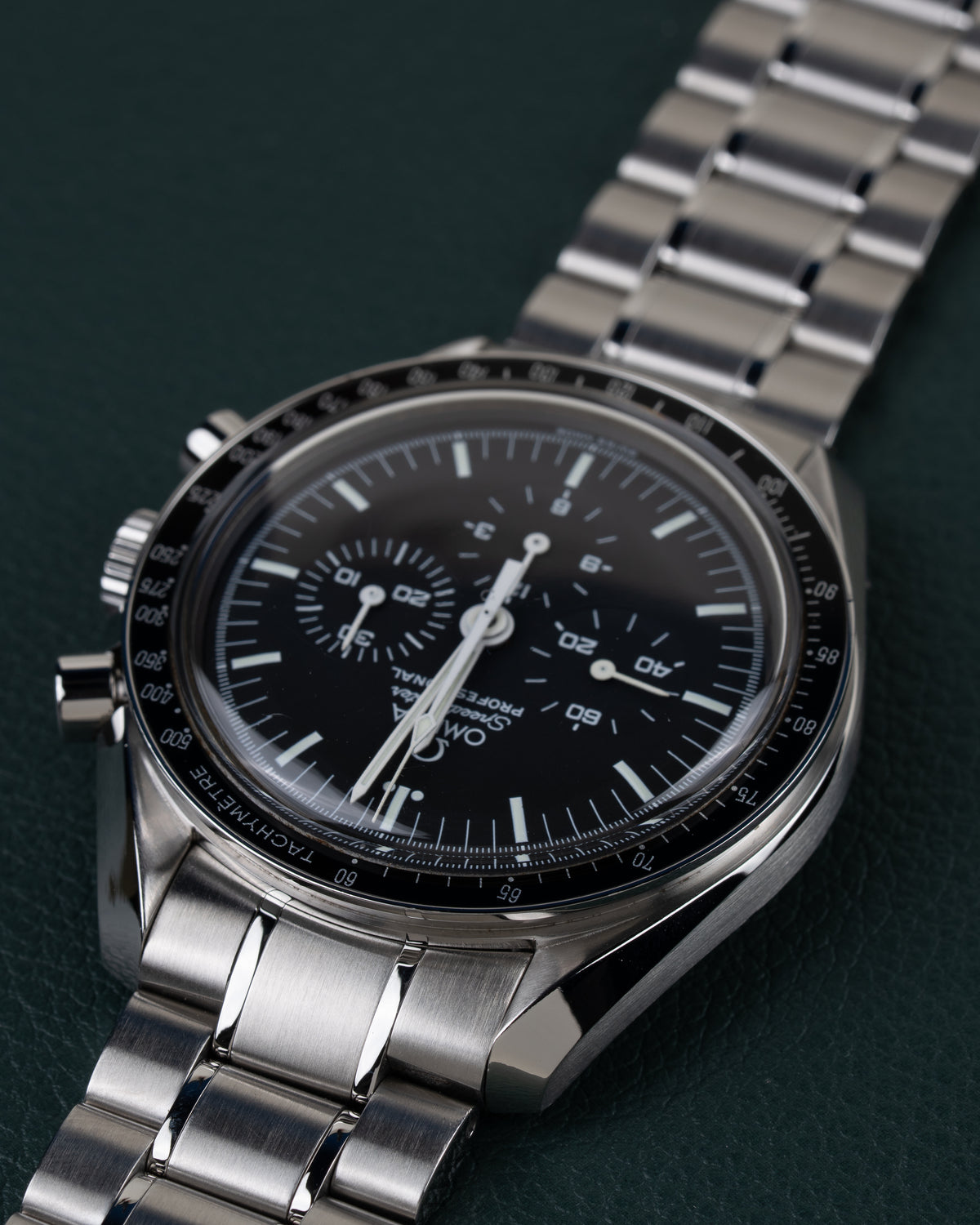 Omega Speedmaster Professional Moonwatch 3570.50 - close-up onder een hoek ondersteboven met de kroon scherp in beeld