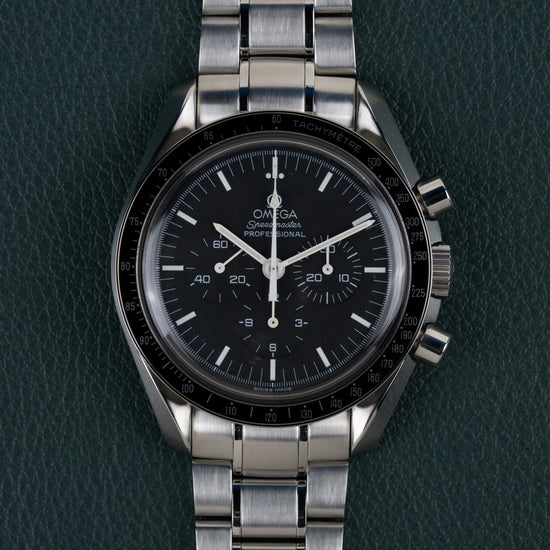 Omega Speedmaster Professional Moonwatch 3572.50 - frontale close-up van de zwarte wijzerplaat met tachymeterschaal
