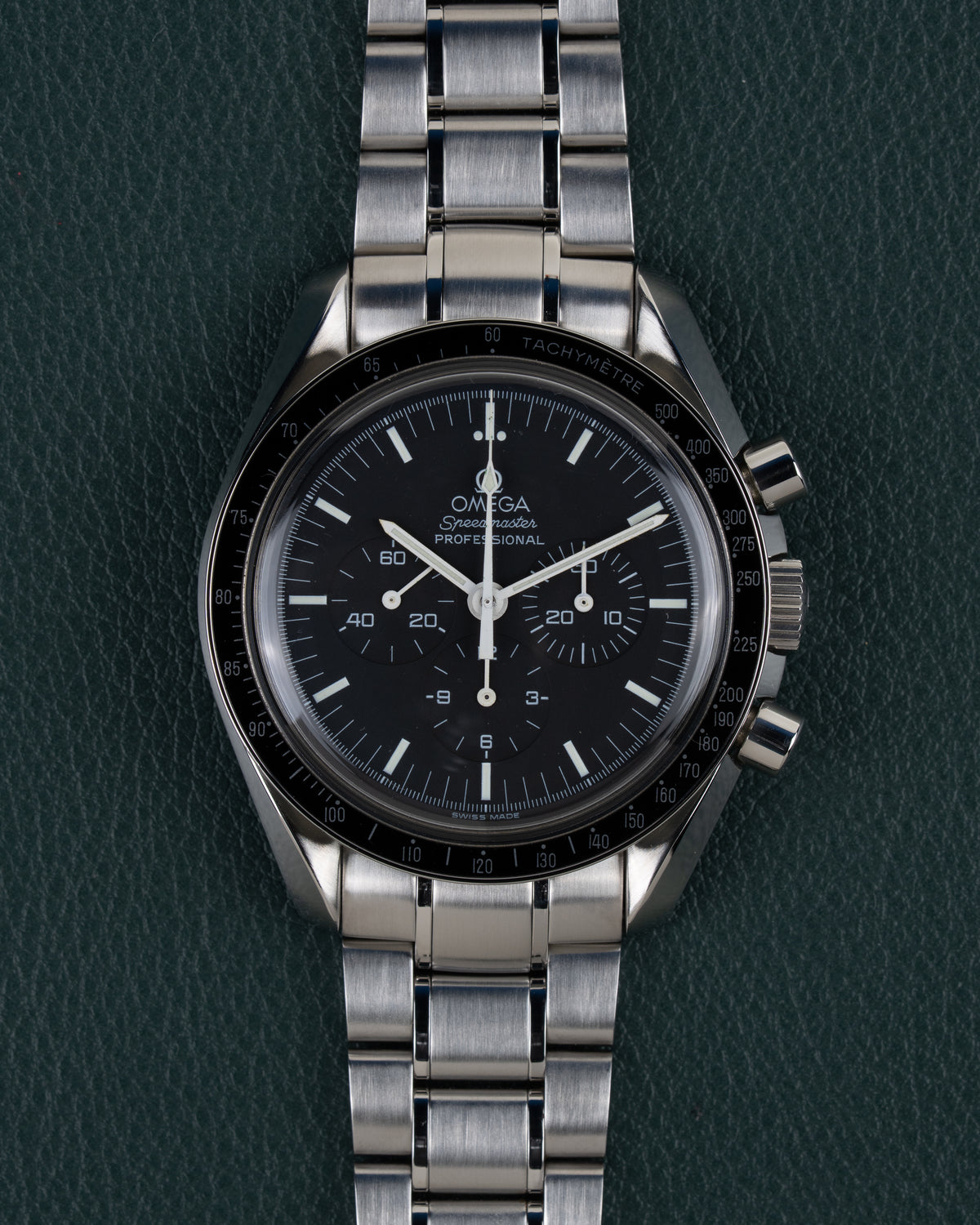 Omega Speedmaster Professional Moonwatch 3572.50 - frontale close-up van de zwarte wijzerplaat met tachymeterschaal