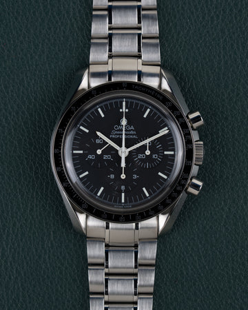 Omega Speedmaster Professional Moonwatch 3572.50 - frontale close-up van de zwarte wijzerplaat met tachymeterschaal