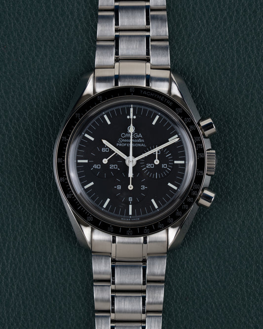 Omega Speedmaster Professional Moonwatch 3572.50 - frontale close-up van de zwarte wijzerplaat met tachymeterschaal