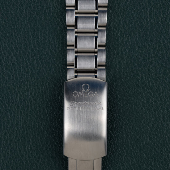 Omega Speedmaster Professional Moonwatch 3572.50 - close-up van de vouwsluiting met Omega Speedmaster Professional gravure