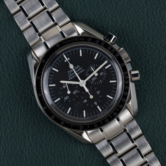 Omega Speedmaster Professional Moonwatch 3572.50 - frontaal aanzicht onder een hoek met kroon en drukknoppen aan de rechterzijde