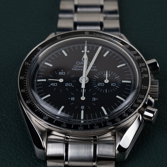 Omega Speedmaster Professional Moonwatch 3572.50 - close-up frontaal onder een andere hoek met kroon en drukknoppen aan de rechterzijde