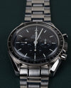 Omega Speedmaster Professional Moonwatch 3572.50 - close-up frontaal onder een andere hoek met kroon en drukknoppen aan de rechterzijde