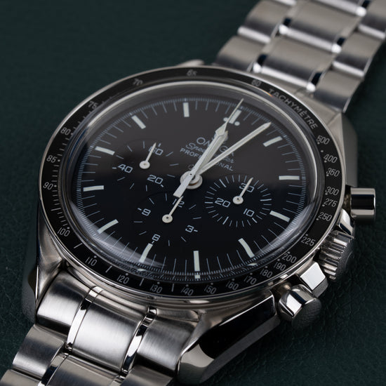 Omega Speedmaster Professional Moonwatch 3572.50 - close-up onder een lichte hoek met kroon en drukknop scherp in beeld