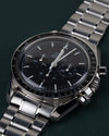 Omega Speedmaster Professional Moonwatch 3572.50 - close-up onder een lichte hoek met kroon en drukknop scherp in beeld