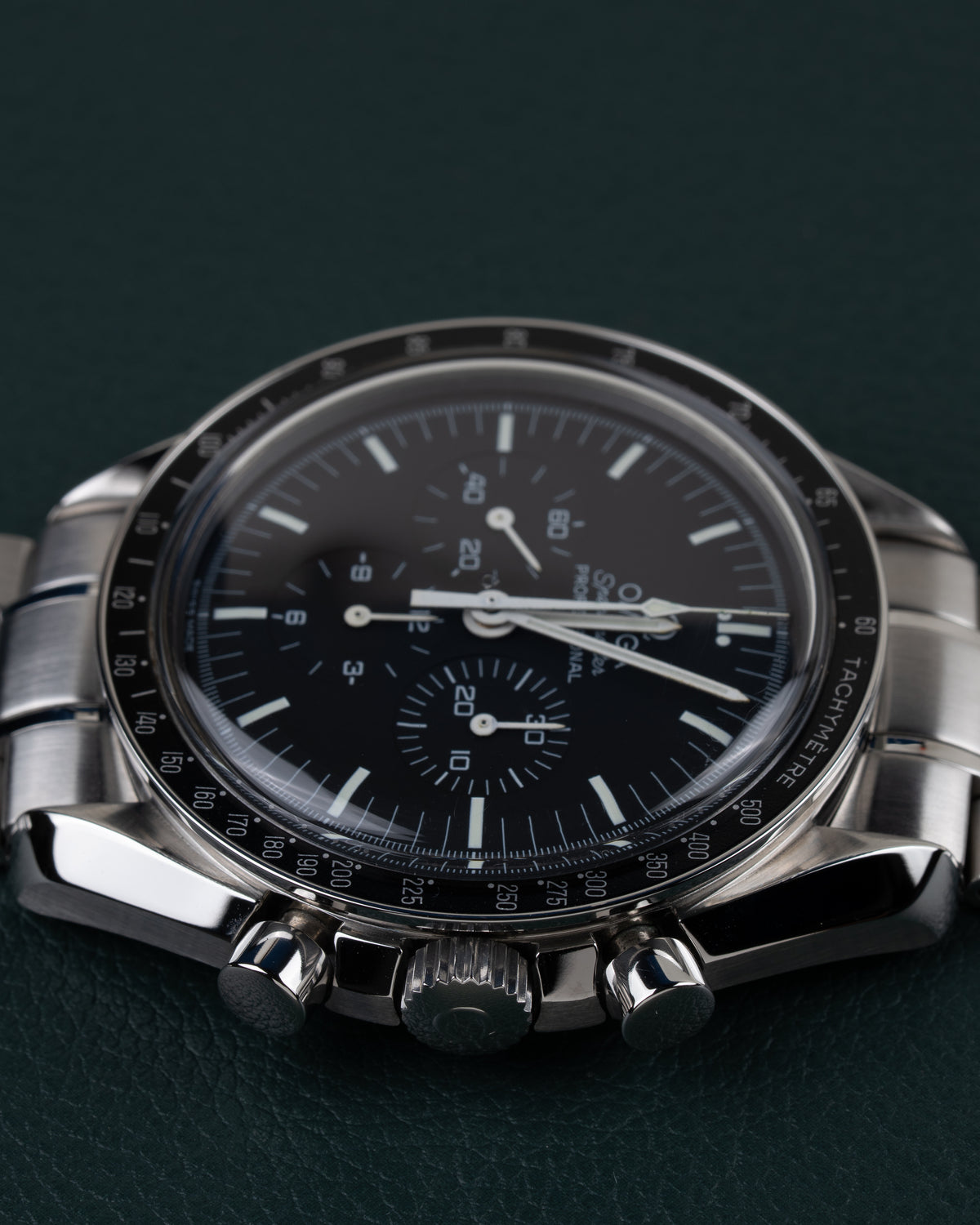 Omega Speedmaster Professional Moonwatch 3572.50 - onderaanzicht met de gegroefde kroon en twee drukknoppen onderaan de kast