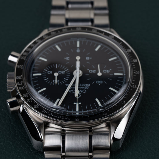 Omega Speedmaster Professional Moonwatch 3572.50 - frontaal aanzicht ondersteboven met kroon en drukknoppen aan de linkerzijde