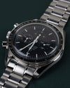 Omega Speedmaster Professional Moonwatch 3572.50 - close-up onder een hoek ondersteboven met de kroon scherp in beeld