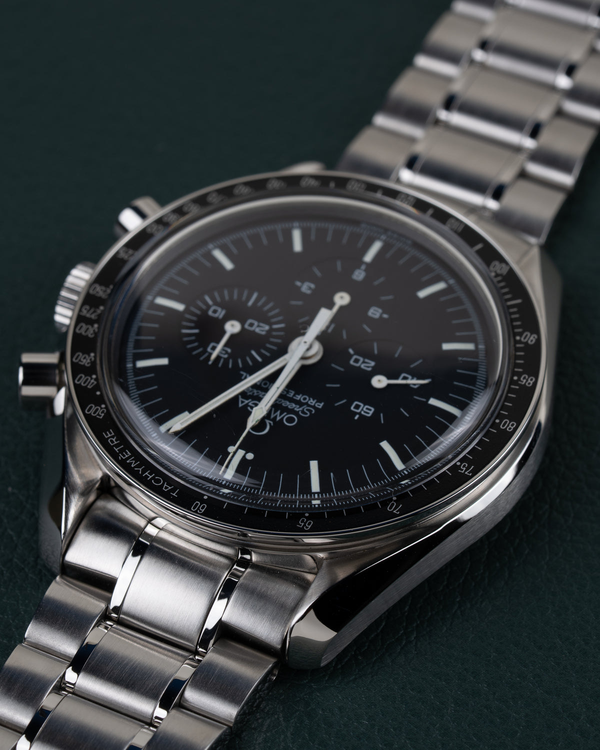 Omega Speedmaster Professional Moonwatch 3572.50 - close-up onder een hoek ondersteboven met de kroon scherp in beeld