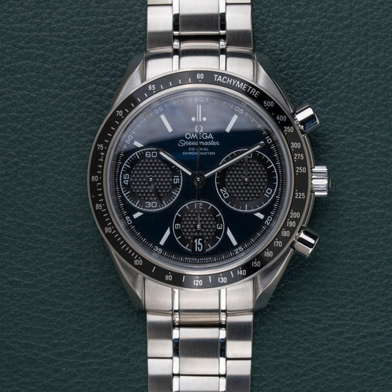 Omega Speedmaster Racing 326.30.40.50.03.001 - frontaal aanzicht van de blauwe wijzerplaat met getextureerde subwijzerplaten