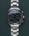 Omega Speedmaster Racing 326.30.40.50.03.001 - frontaal aanzicht van de blauwe wijzerplaat met getextureerde subwijzerplaten