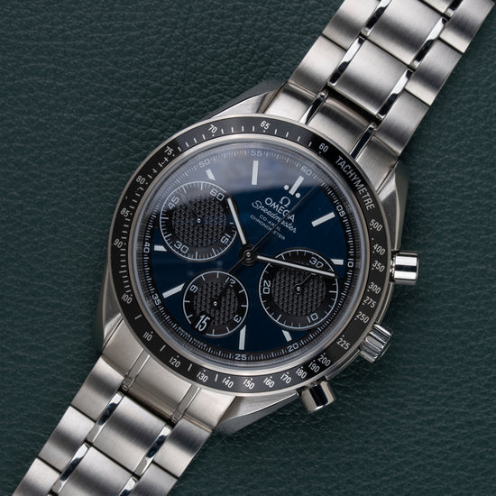 Omega Speedmaster Racing 326.30.40.50.03.001 - diagonaal aanzicht van het horloge, kroon en drukkers rechts