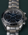 Omega Speedmaster Racing 326.30.40.50.03.001 - close-up van de wijzerplaat met tachymeterbezel, kroon en drukkers rechts