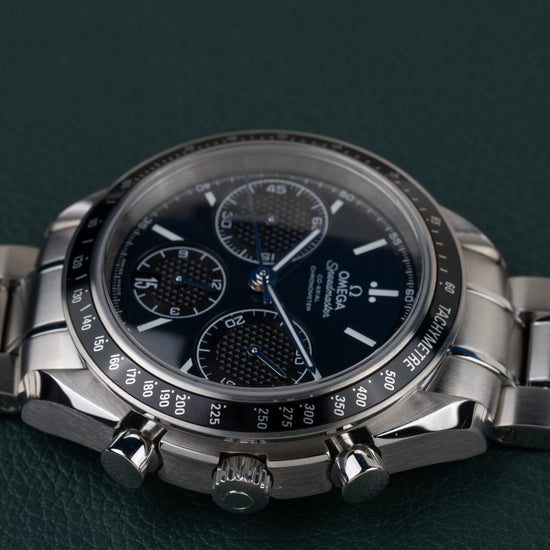 Omega Speedmaster Racing 326.30.40.50.03.001 - horloge 90 graden gedraaid gefotografeerd, kroon en drukkers onderaan