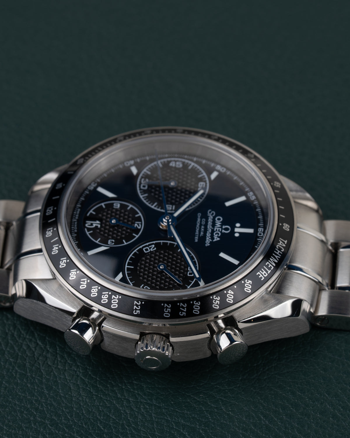 Omega Speedmaster Racing 326.30.40.50.03.001 - horloge 90 graden gedraaid gefotografeerd, kroon en drukkers onderaan