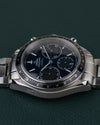 Omega Speedmaster Racing 326.30.40.50.03.001 - rechtstreeks van voren gefotografeerd met kroon en drukkers bovenaan