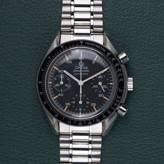 Omega Speedmaster Reduced Tritium 3510.50 - frontaal aanzicht van de zwarte wijzerplaat met warme tritium-patina op de indexen