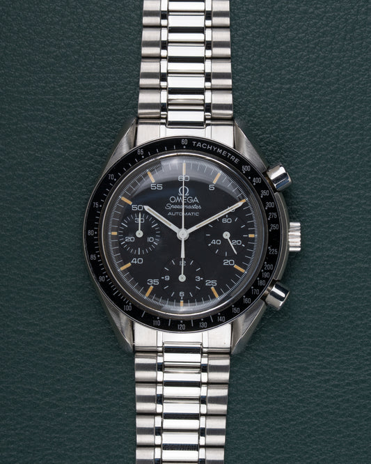 Omega Speedmaster Reduced Tritium 3510.50 - frontaal aanzicht van de zwarte wijzerplaat met warme tritium-patina op de indexen