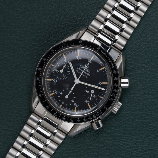 Omega Speedmaster Reduced Tritium 3510.50 - diagonaal aanzicht van het horloge, kroon en drukkers rechts