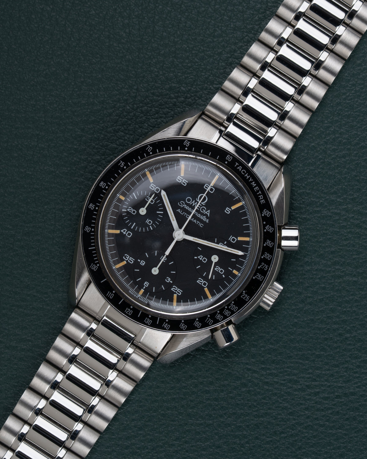 Omega Speedmaster Reduced Tritium 3510.50 - diagonaal aanzicht van het horloge, kroon en drukkers rechts