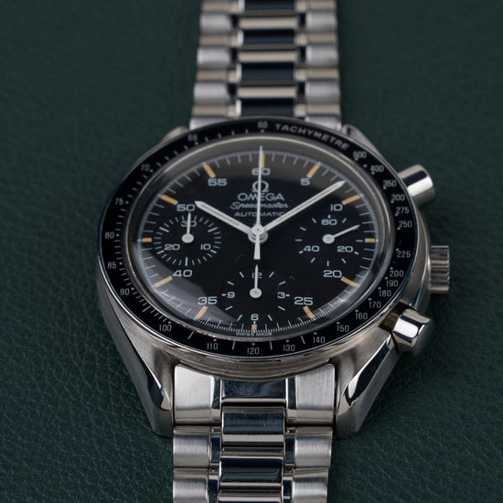 Omega Speedmaster Reduced Tritium 3510.50 - close-up van de wijzerplaat met tachymeterbezel, kroon en drukkers rechts