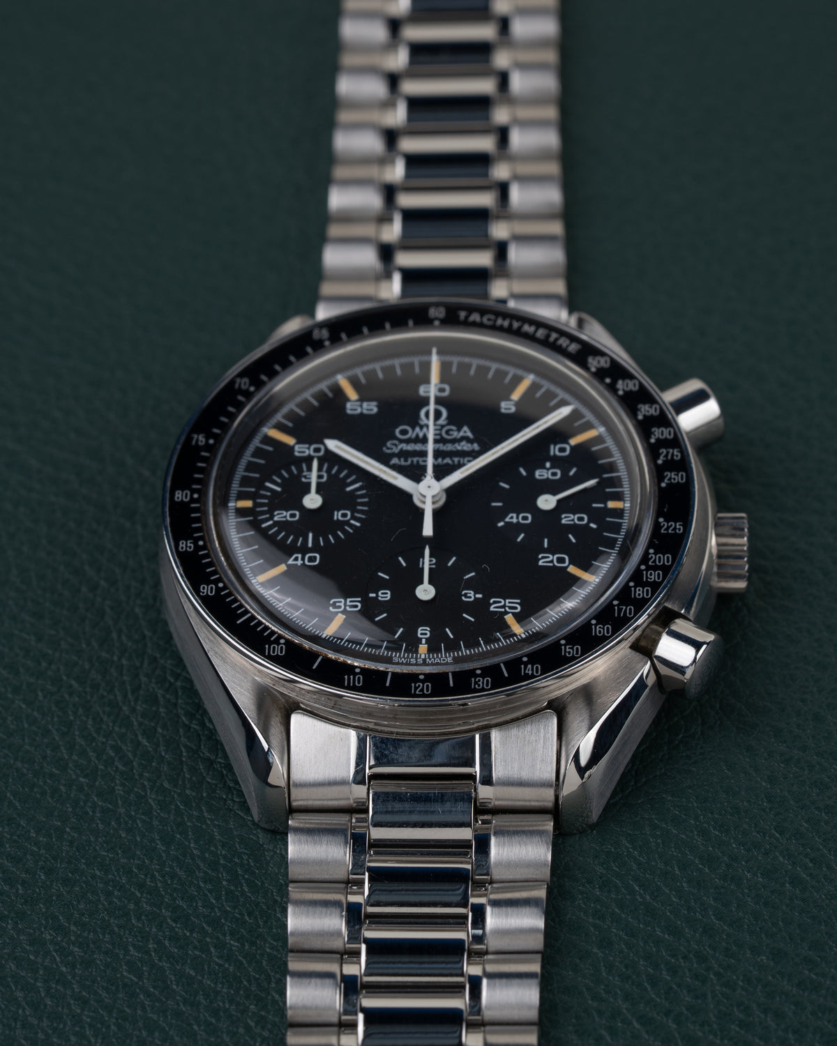 Omega Speedmaster Reduced Tritium 3510.50 - close-up van de wijzerplaat met tachymeterbezel, kroon en drukkers rechts