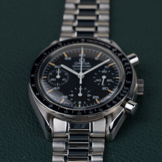 Omega Speedmaster Reduced Tritium 3510.50 - tweede diagonaal aanzicht met goed zichtbare tritium-patina op de subwijzerplaten