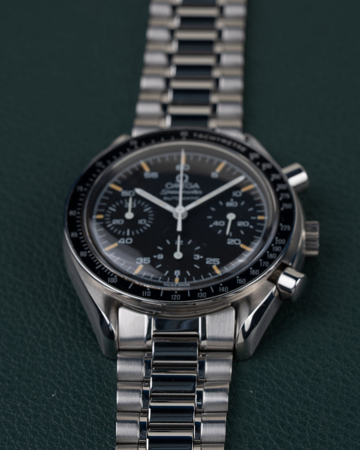 Omega Speedmaster Reduced Tritium 3510.50 - tweede diagonaal aanzicht met goed zichtbare tritium-patina op de subwijzerplaten