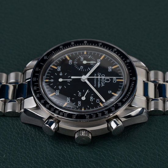 Omega Speedmaster Reduced Tritium 3510.50 - horloge 90 graden gedraaid gefotografeerd, kroon en drukkers onderaan