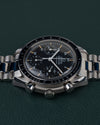 Omega Speedmaster Reduced Tritium 3510.50 - horloge 90 graden gedraaid gefotografeerd, kroon en drukkers onderaan