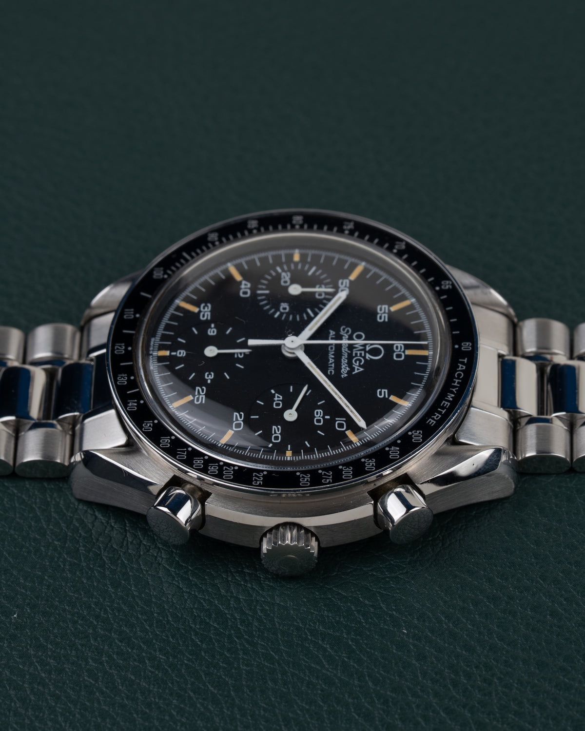 Omega Speedmaster Reduced Tritium 3510.50 - horloge 90 graden gedraaid gefotografeerd, kroon en drukkers onderaan
