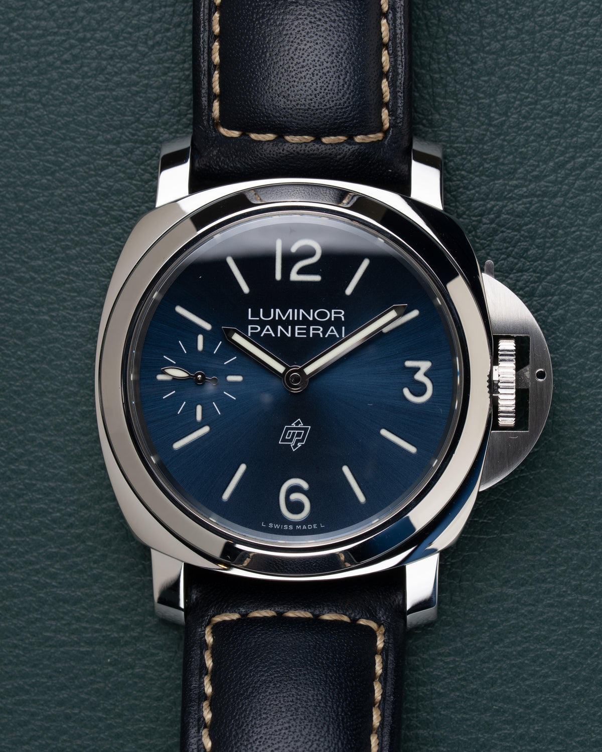 Panerai Luminor Base PAM01085 - frontaal aanzicht van de blauwe zonnestraal wijzerplaat met kroonbeschermer rechts