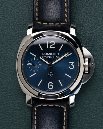 Panerai Luminor Base PAM01085 - frontaal aanzicht van de blauwe zonnestraal wijzerplaat met kroonbeschermer rechts