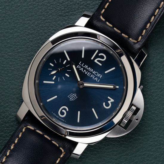 Panerai Luminor Base PAM01085 - diagonaal aanzicht van het horloge, kroonbeschermer rechts