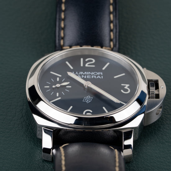 Panerai Luminor Base PAM01085 - close-up van de wijzerplaat met kussenvormige kast, kroonbeschermer rechts