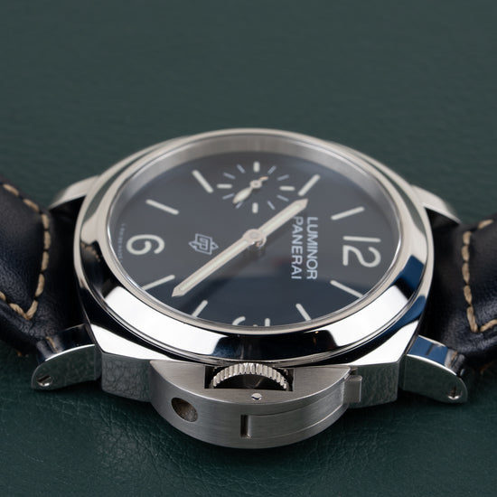 Panerai Luminor Base PAM01085 - horloge 90 graden gedraaid gefotografeerd met kroonbeschermer prominent onderaan