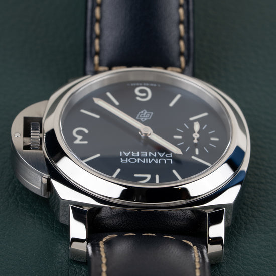 Panerai Luminor Base PAM01085 - ondersteboven aanzicht van de wijzerplaat, kroonbeschermer links