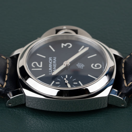 Panerai Luminor Base PAM01085 - horloge 90 graden de andere kant op gedraaid, kroonbeschermer bovenaan